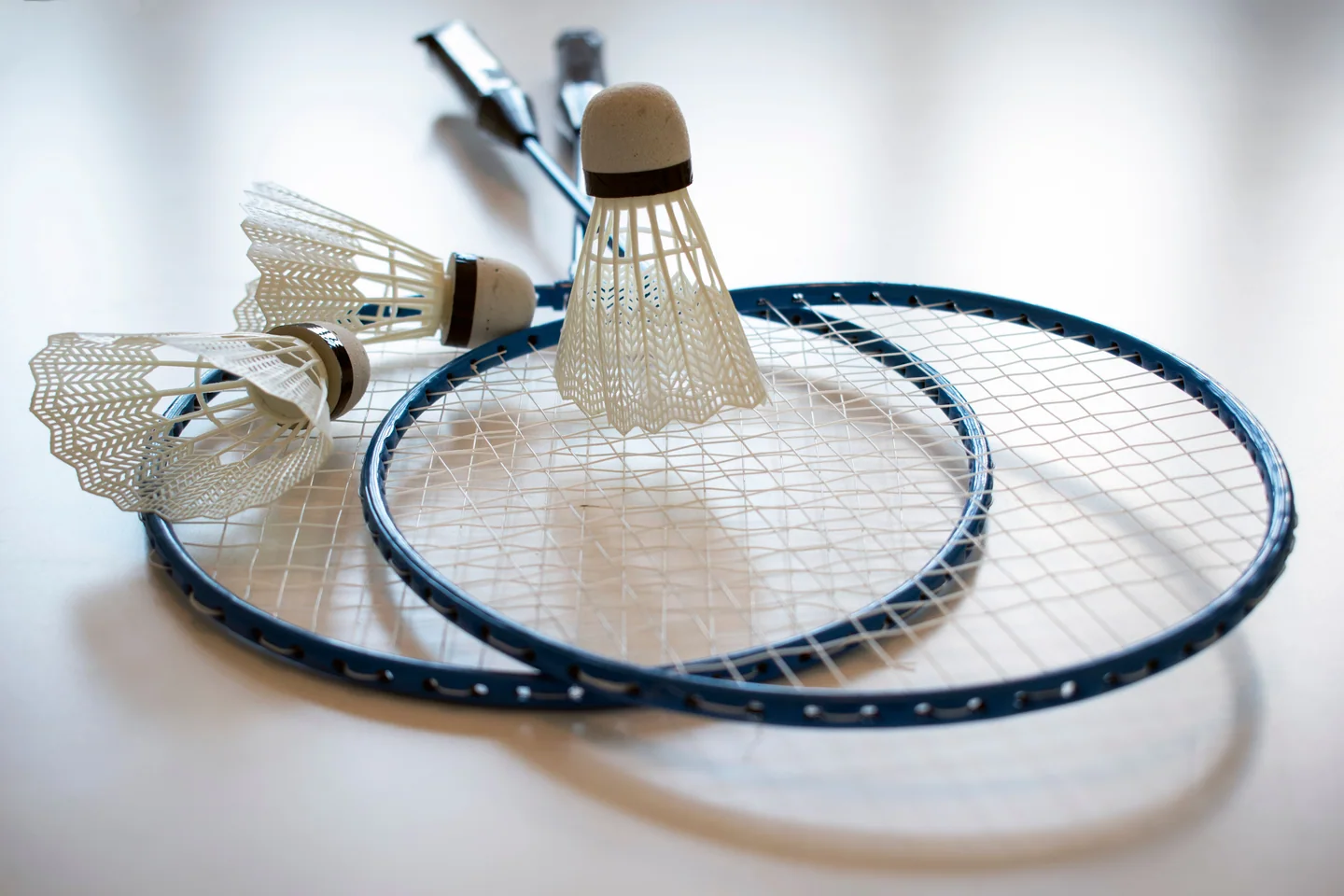 İki badminton raketinin telleri üzerinde tüytoplar