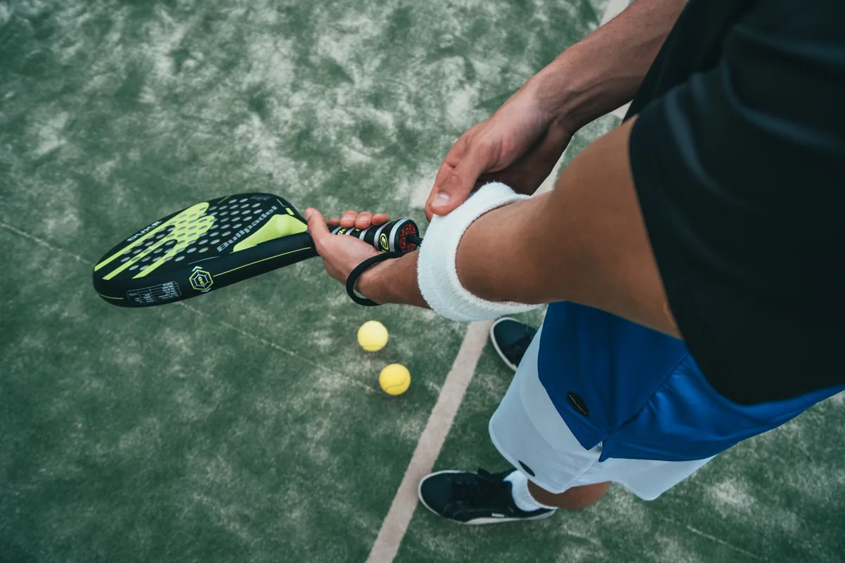 Kortta padel raketini tutan oyuncu