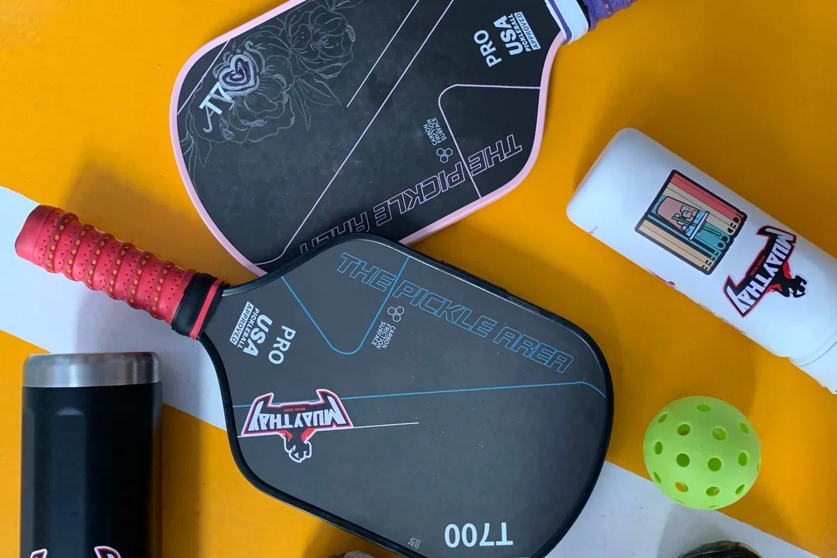 Kortta pickleball raketleri, top ve spor ekipmanları
