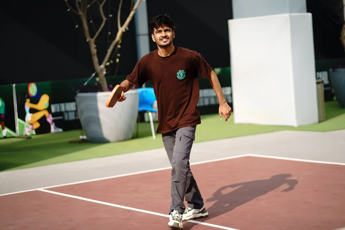 Açık kortta pickleball raketini tutan oyuncu