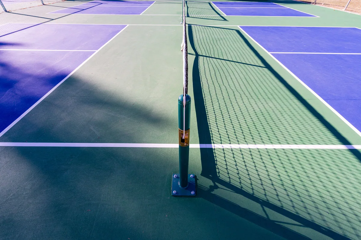 File ve vole yapılmayan bölgenin çizgileri görünen açık pickleball kortu